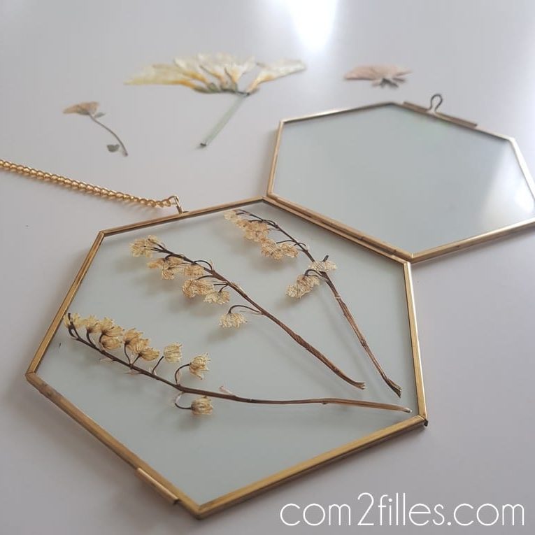 cadre verre - muguet - fleurs sechees
